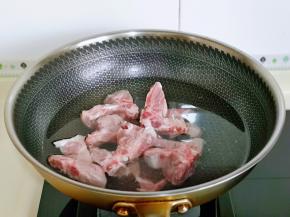 首先将排骨焯水，冷水下锅，大火烧开煮2分钟，捞出用冷水反复冲洗，将排骨上的杂质冲洗干净。
