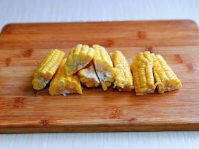 玉米冷水冲洗，再切段。