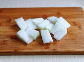 冬瓜去皮，去瓤，洗干净再切块。