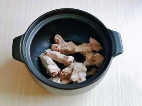 取一口砂锅，加入焯水的排骨。