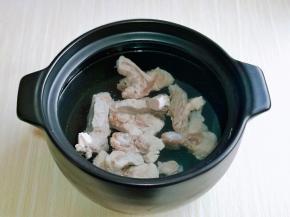 再加入纯净水，适当多一些，因为需要熬的久一点。