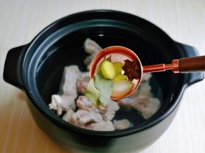 再加入准备好的姜蒜，八角香叶。