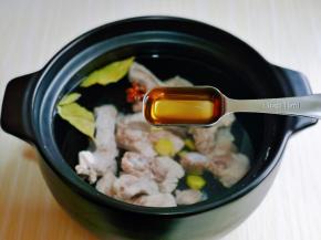 加入一勺料酒去肉腥。