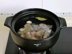 开煤气，大火烧开，转小火慢熬30分钟左右。