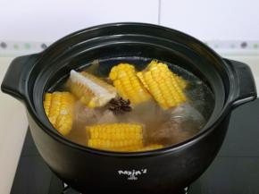 30分钟后加入切好的玉米，再熬20分钟。