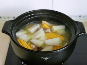 20分钟后加入切好的冬瓜，再熬5分钟。