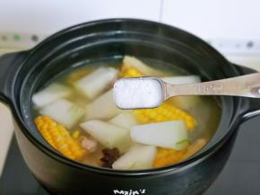 熬个人口味加入盐，中火煮5分钟关火。