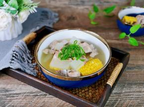 盛出装入汤碗中，撒上葱花。