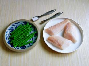 准备食材，芦笋洗干净，切段，再焯水，水开后下芦笋，大火煮45秒捞出过冷水。