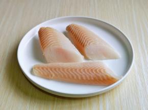 这次买的比目鱼特别好呢～无皮无鱼刺，冷水冲洗干净，再用厨房用纸将水分擦干。