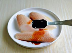 再加入一勺柠檬酱油。