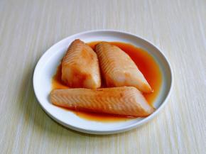 轻轻按摩比目鱼肉，全部吸收到酱汁。