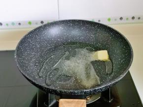 平底锅中加入黄油，小火融化。(不喜欢黄油的，用食用油也可以)