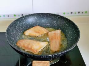 再把腌制好的比目鱼摆放在不粘锅中。