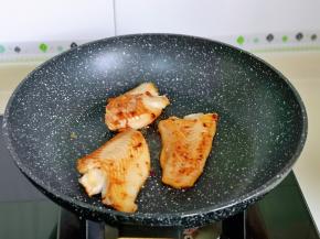 撒上罗勒碎，小火煎熟即可。