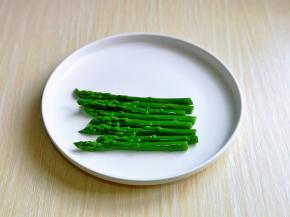 焯水芦笋摆盘，可以根据个人喜好任意摆放。