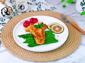 再把煎好的比目鱼摆在上面，撒上黑胡椒，装饰两片柠檬及樱桃。