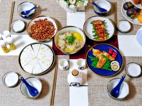 今天朋友来家里玩，做了几道家常菜，正好在“摩登主妇” 买的新餐具到啦，简单几个家常菜，用了这套餐具显得如此有格调。