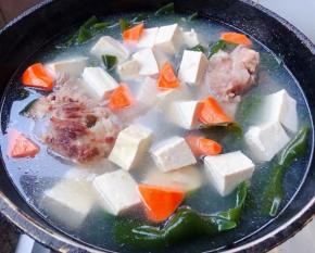 放入胡萝卜中火炖五分钟