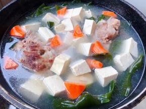 放入胡萝卜中火炖五分钟