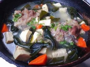 食材完成炖熟放入盐和味精调味均匀最后撒上葱花和香菜提鲜即可出锅享用