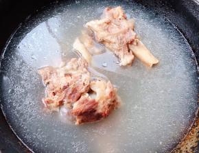  煮好的筒骨和汤取适量放入锅中可以添加适量清水这样不会感觉太油腻