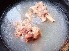  煮好的筒骨和汤取适量放入锅中可以添加适量清水这样不会感觉太油腻