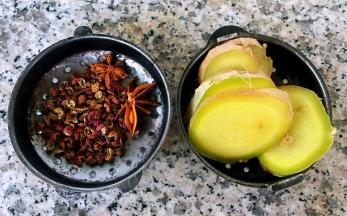 姜切片和八角、花椒放入调味盒中