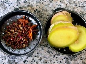 姜切片和八角、花椒放入调味盒中