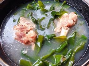 海带结放入锅中大火炖十分钟