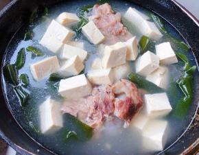 豆腐切块焯水后放入锅中中火炖十分钟
