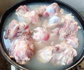 锅中烧开水放入筒骨焯水去除杂质和油脂后多洗几遍洗净沥干水份