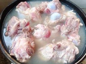 锅中烧开水放入筒骨焯水去除杂质和油脂后多洗几遍洗净沥干水份