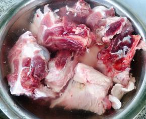 新鲜的猪筒骨一剁为二在清水中浸泡半小时洗净