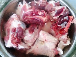 新鲜的猪筒骨一剁为二在清水中浸泡半小时洗净