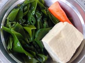 海带结泡发好、胡萝卜去皮洗净、豆腐备用