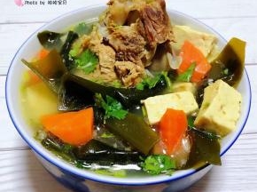 鲜美可口的海带豆腐筒骨汤装入容器中就大功告成了