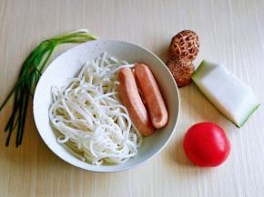 准备食材，米粉超市买的。