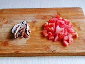 香菇与番茄洗干净，香菇切片，番茄切丁。