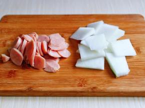 冬瓜去皮洗干净切片，香肠切片。