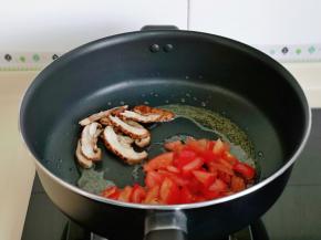 起油锅，加入香菇片与番茄丁翻炒。