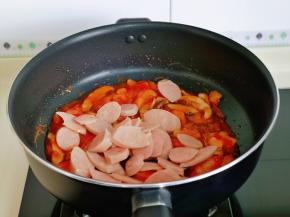 待番茄煸炒变软时加入切好的香肠小火翻炒。