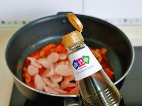 加入一勺生抽提鲜。