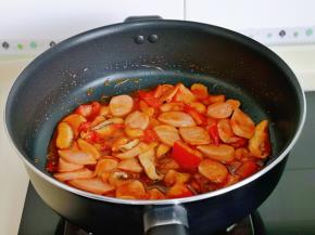 小火翻炒1分钟，再加入纯净水，水量自行掌握，喜欢汤多的多加一点，喜欢浓郁的少加一点水。