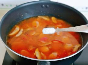 再按个人口味加入盐，十三香，大火烧开，煮2分钟。