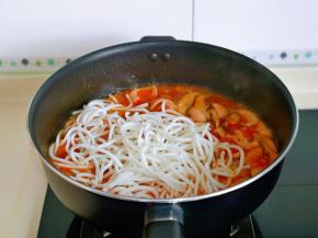 再加入米粉，用筷子搅拌均匀。