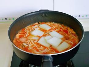 再加入切好的冬瓜，煮熟即可。