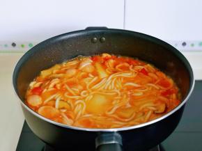 米粉熟了，冬瓜也熟了，关火出锅。