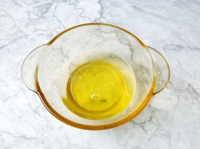 碗里磕入四个蛋清。