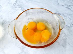 碗里放5个蛋黄一个蛋清。